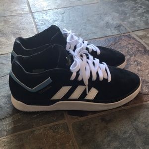 Adidas Tyshawn shoe